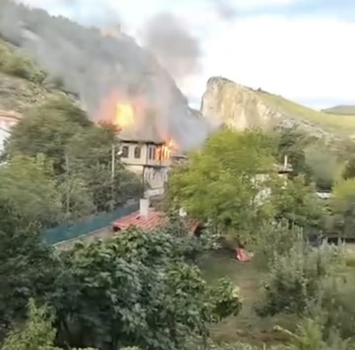 Boyabat Gökdere Mahallesi’nde Bir Tarih Daha Yok Oldu! 3 Katlı Tescilli Ev Alev Alev Yandı 1 Boyabat Gökdere Mahallesi’nde Bir Tarih Daha Yok Oldu! 3 Katlı Tescilli Ev Alev Alev Yandı