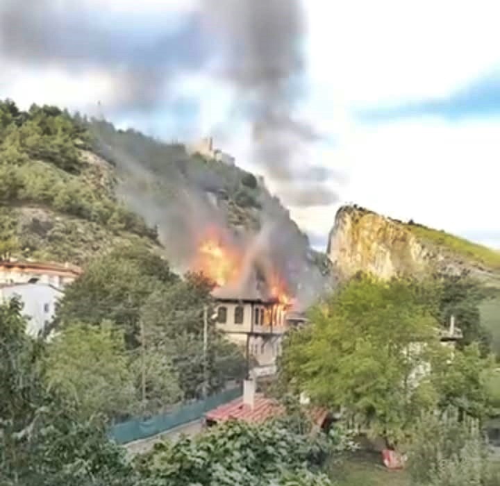 Boyabat Gökdere Mahallesi’nde Bir Tarih Daha Yok Oldu! 3 Katlı Tescilli Ev Alev Alev Yandı 2 Boyabat Gökdere Mahallesi’nde Bir Tarih Daha Yok Oldu! 3 Katlı Tescilli Ev Alev Alev Yandı57