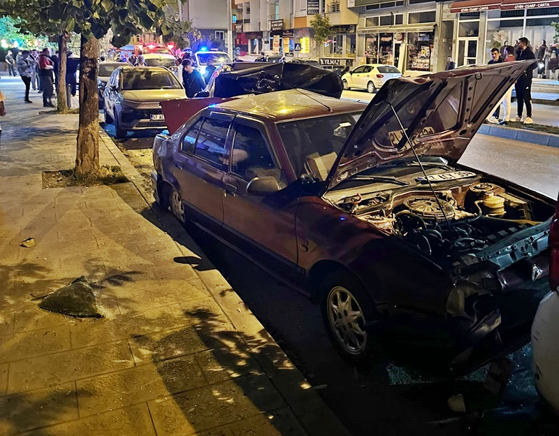 Boyabat Adnan Menderes Bulvarı’nda Gece Dehşeti: Hızını Alamayan Araç Araçları Biçti!3