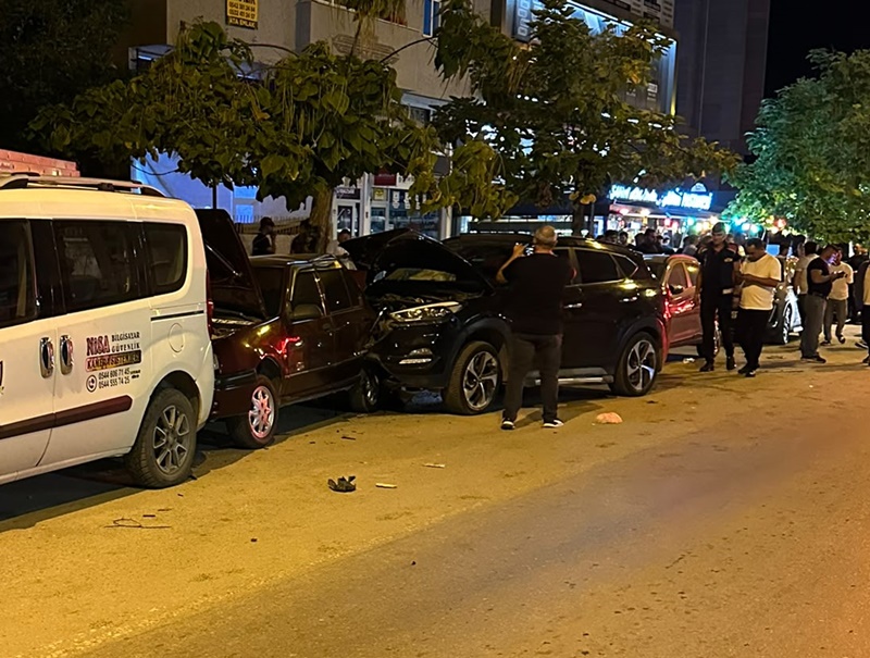 Boyabat Adnan Menderes Bulvarı’nda Gece Dehşeti: Hızını Alamayan Araç Araçları Biçti!5