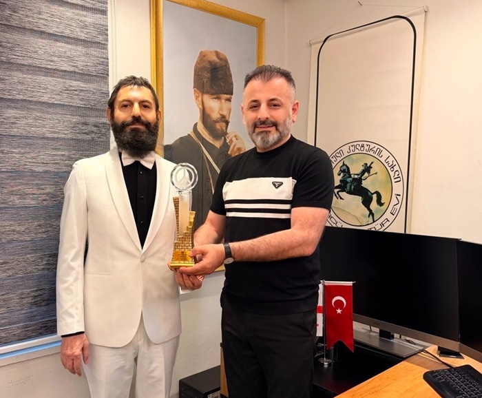 Dünyaca ünlü yazar, barış aktivisti ve Nobel Barış Ödülü adayı