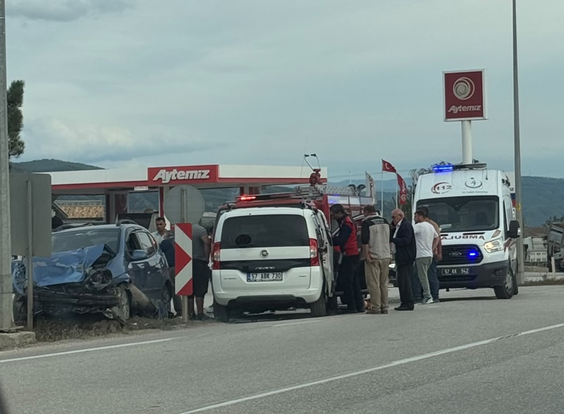 Boyabat'ta İki Otomobil Çarpıştı: 3 Yaralı!