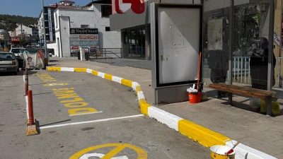 Boyabat Belediyesi’nden Dolmuş Duraklarına Çizgi Yenileme Çalışması Boyabat Belediyesi, ilçe