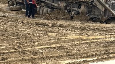 Boyabat Organize Sanayi Bölgesi'nde bozuk yollar ve kırık logar kapakları