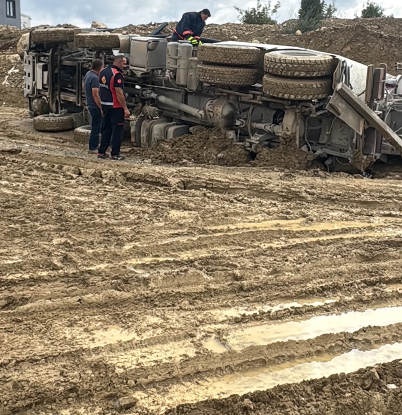 Boyabat OSB'de Kaza Tehlikesi: Bozuk Yollar Tepki Çekiyor 1 Boyabat OSB'de Kaza Tehlikesi: Bozuk Yollar ve Kırık Logar Kapakları Tepki Çekiyor