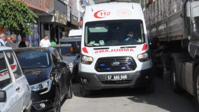 Boyabat Hükümet Meydanı yaya geçidinde meydana gelen trafik kazasında otomobilin