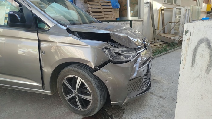 Boyabat'ta Araç İstinat Duvarına Çarptı: Sürücü Hastaneye Kaldırıldı 1 kaza boyabat123