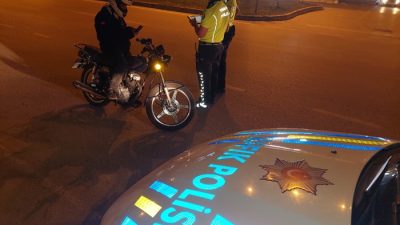 Boyabat Adnan Menderes Bulvarı'nda polis ekipleri tarafından motosiklet ve alkol