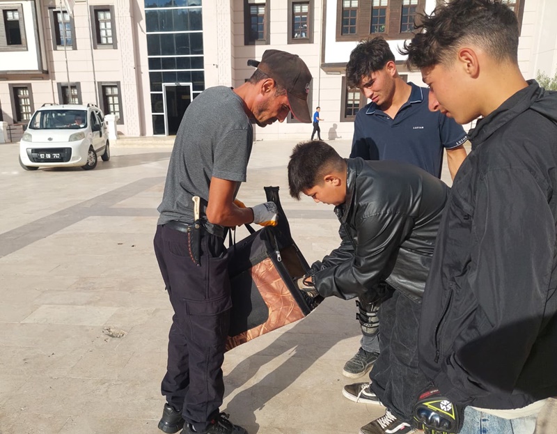 Boyabat'ta 3 Genç Çaresiz Miyavlamayı Duydular, Zamana Karşı Yarıştılar! 6 sinop boyabat kedi haberleri yavru kedi yarali kedi0123355