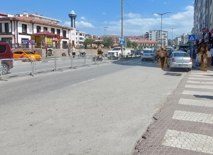 Boyabat'ta Sürücüler Tulumba Sıkıyor, Yayalar Podyumda Süzülüyor: Bize Yol Değil Sabır Lazım! 2 Boyabat'ta Sürücüler Tulumba Sıkıyor, Yayalar Podyumda Süzülüyor: Bize Yol Değil Sabır Lazım!57