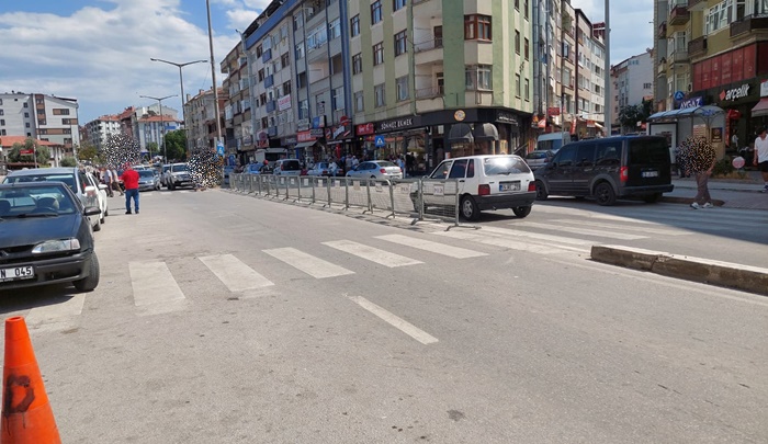 Boyabat'ta Sürücüler Tulumba Sıkıyor, Yayalar Podyumda Süzülüyor: Bize Yol Değil Sabır Lazım! 1 Boyabat'ta Sürücüler Tulumba Sıkıyor, Yayalar Podyumda Süzülüyor: Bize Yol Değil Sabır Lazım!
