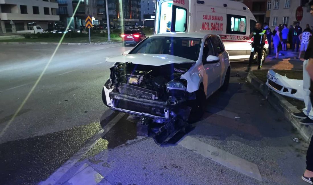 Sinop Fatih Caddesi Pervane Kavşağı'nda hafif ticari araç ile otomobilin