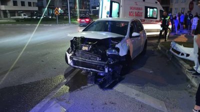 Sinop Fatih Caddesi Pervane Kavşağı'nda hafif ticari araç ile otomobilin