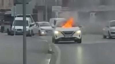 Sinop Gelincik Mahallesi Fatih Caddesi'nde seyir halindeyken motor kısmından alev