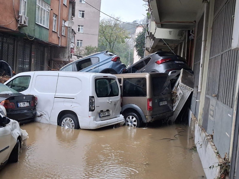 AYAZAĞA’DA SEL DÜKKÂNLARI YIKTI, SESSİZLİK HEMŞEHRİLİĞİ! 2 AYAZAĞA’DA SEL DÜKKÂNLARI YIKTI, SESSİZLİK HEMŞEHRİLİĞİ!2