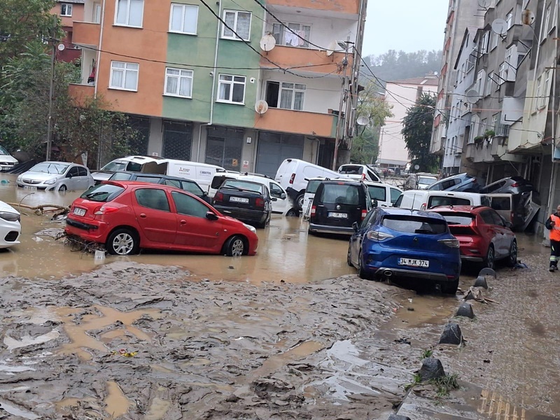 AYAZAĞA’DA SEL DÜKKÂNLARI YIKTI, SESSİZLİK HEMŞEHRİLİĞİ! 3 AYAZAĞA’DA SEL DÜKKÂNLARI YIKTI, SESSİZLİK HEMŞEHRİLİĞİ!3