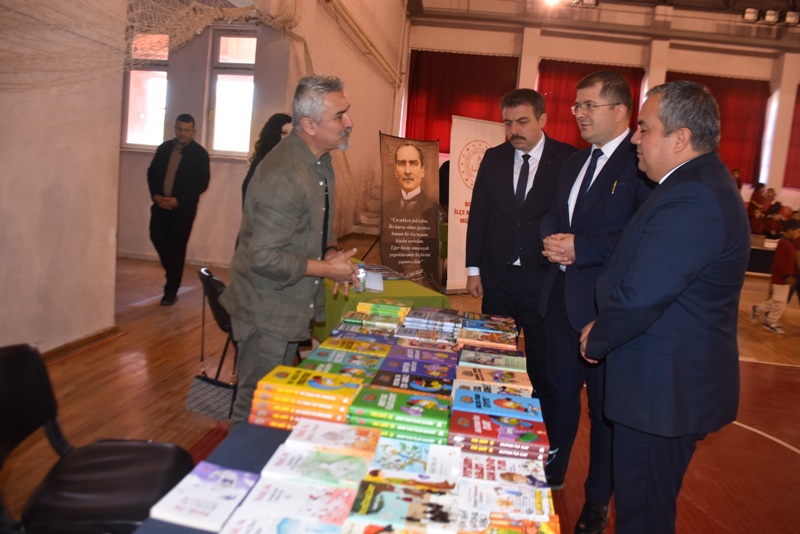 Boyabat’ta 13. Çocuk Kitapları Günleri Başladı: 3 Bin 50 Kitap Okurlarla Buluşuyor 2 Boyabat’ta 13. Çocuk Kitapları Günleri Başladı: 3 Bin 50 Kitap Okurlarla Buluşuyor