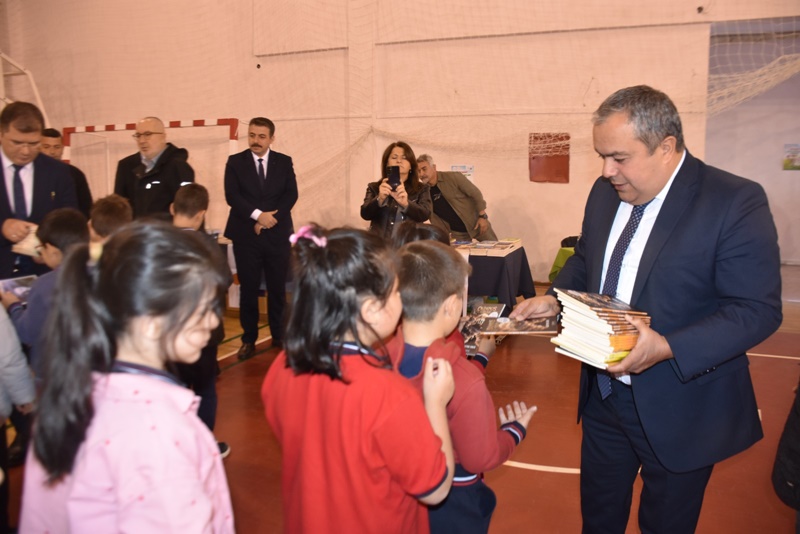 Boyabat’ta 13. Çocuk Kitapları Günleri Başladı: 3 Bin 50 Kitap Okurlarla Buluşuyor 5 Boyabat’ta 13. Çocuk Kitapları Günleri Başladı: 3 Bin 50 Kitap Okurlarla Buluşuyor2