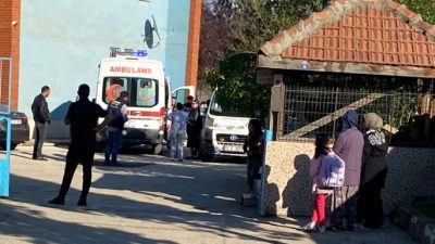 Boyabat Karacaören Şehit Turan Meşe İlkokulu bahçesinde servis bekleyen 8