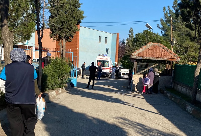 Boyabat Karacaören’de Okul Servisi Kazası: 8 Yaşındaki Öğrenci Yaralandı 2
Edinilen bilgilere göre yürekleri ağza getiren kaza, saat 15.30 sıralarında Boyabat Karacaören Şehit Turan Meşe İlkokulu’nda meydana geldi. Okul çıkışı ders bitimi sonrası okul bahçesinde servis bekleyen 8 yaşındaki Y.E.’ye, öğrencileri almak üzere bahçeye giriş yapan okul servis aracı çarptı.
İlk Müdahale Olay Yerinde Yapıldı
Çarpmanın etkisiyle yere savrularak yaralanan minik Y.E.’yi gören okul idaresi ve çevredeki vatandaşlar durumu vakit kaybetmeden 112 Acil Çağrı Merkezine bildirdi. İhbar üzerine kısa sürede okul bahçesine ulaşan sağlık ekipleri, yaralı öğrenci Y.E.’ye olay yerinde ilk müdahaleyi gerçekleştirdi.
Boyabat 75. Yıl Devlet Hastanesine Kaldırıldı
Sağlık ekipleri tarafından ambulansa alınan 8 yaşındaki Y.E., acil koduyla Boyabat 75. Yıl Devlet Hastanesi’ne kaldırılarak tedavi altına alındı. Olayın ardından polis ekipleri okul bahçesinde incelemelerde bulunarak kazayla ilgili geniş çaplı tahkikat başlattı.57