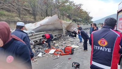 Sinop-Boyabat kara yolu Çulhalı mevkiinde feci kaza! Kontrolden çıkarak bariyerlere