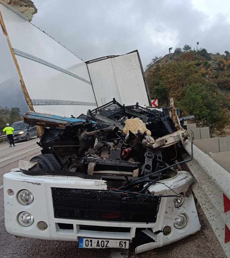 Boyabat Çulhalı Mevkiinde Feci Trafik Kazası! 1 Ölü 2 Boyabat Çulhalı Mevkiinde Feci Trafik Kazası! 1 Ölü