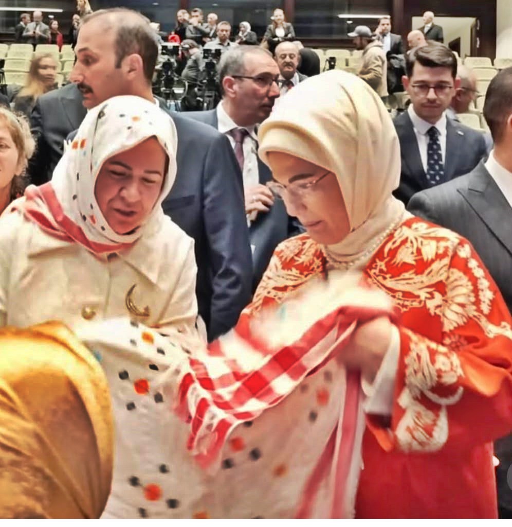 NEW YORKTA BAS TACISINIZ DURAGANDA KAPI ONUNDE EMINE ERDOGAN BOYABAT