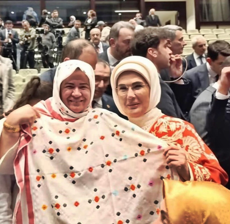 NEW YORKTA BAS TACISINIZ DURAGANDA KAPI ONUNDE EMINE ERDOGAN BOYABAT