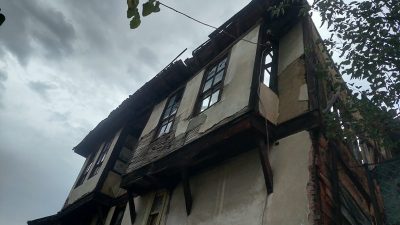 Boyabat Gökdere Mahallesi’nde sağanak yağış sonrası tarihi ahşap evin çatısı