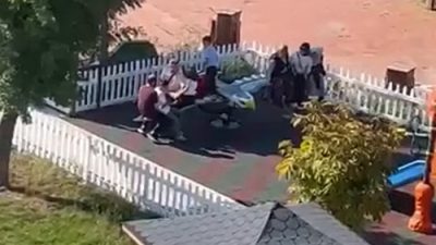 Sinop Boyabat Alparslan Türkeş Parkı'nda 8-10 yetişkinin aynı anda çocuk