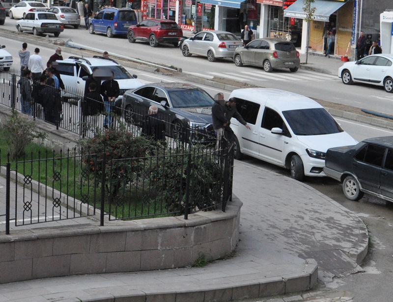 Boyabat'ta Narkotik Operasyonu: 3 Kişi Tutuklandı! 3 Boyabat'ta Narkotik Operasyonu: 3 Kişi Tutuklandı!