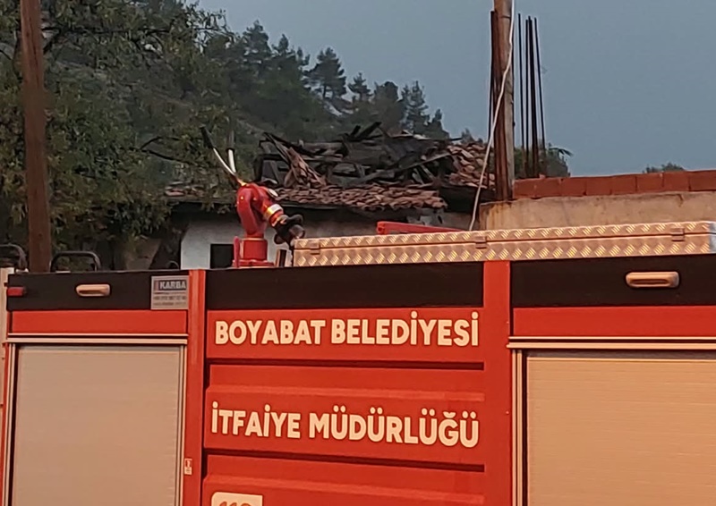 Boyabat’ta Tarihi Ahşap Evin Çatısı Çöktü! Sokak Trafiğe Kapatıldı2