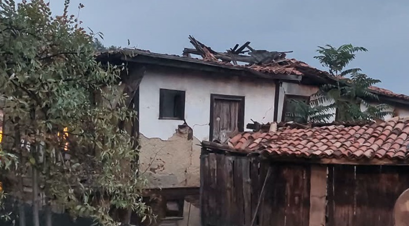 Boyabat’ta Tarihi Ahşap Evin Çatısı Çöktü! Sokak Trafiğe Kapatıldı1