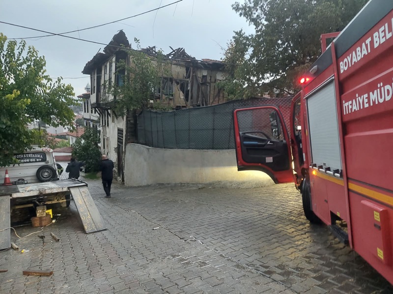 Boyabat’ta Tarihi Ahşap Evin Çatısı Çöktü! Sokak Trafiğe Kapatıldı1