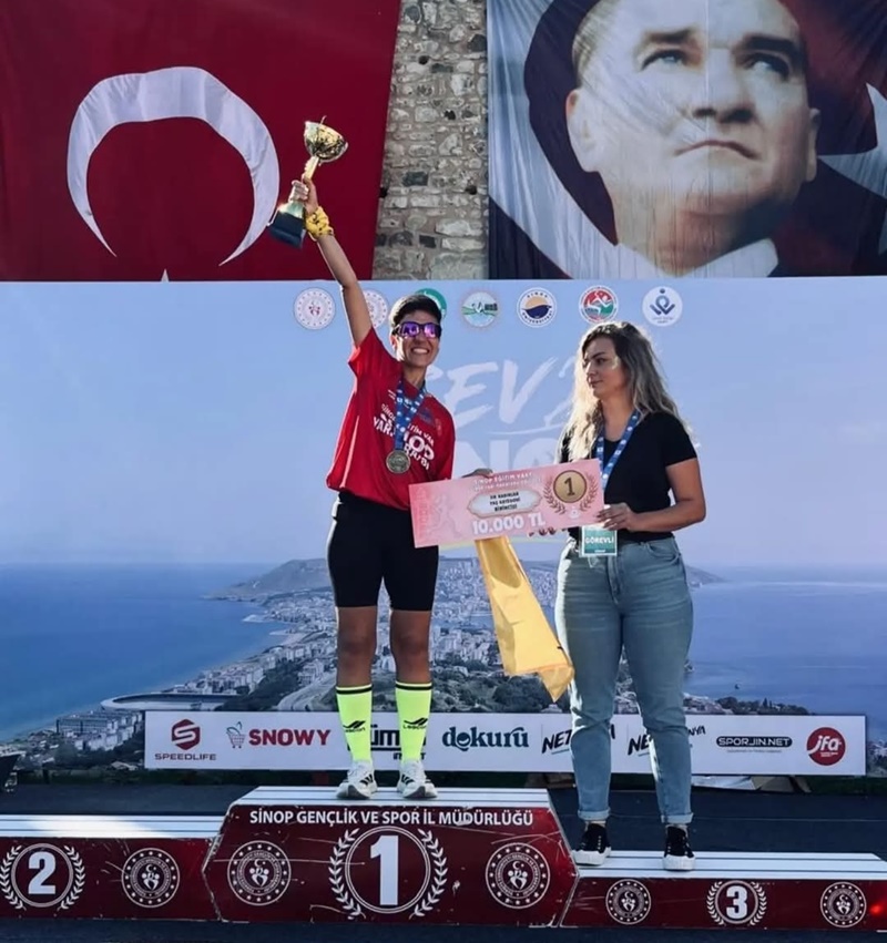 Boyabatlı Öğretmen Zerrin Yorulmaz Sinop Yarı Maratonu’nda Kadınlar Şampiyonu Oldu!5757