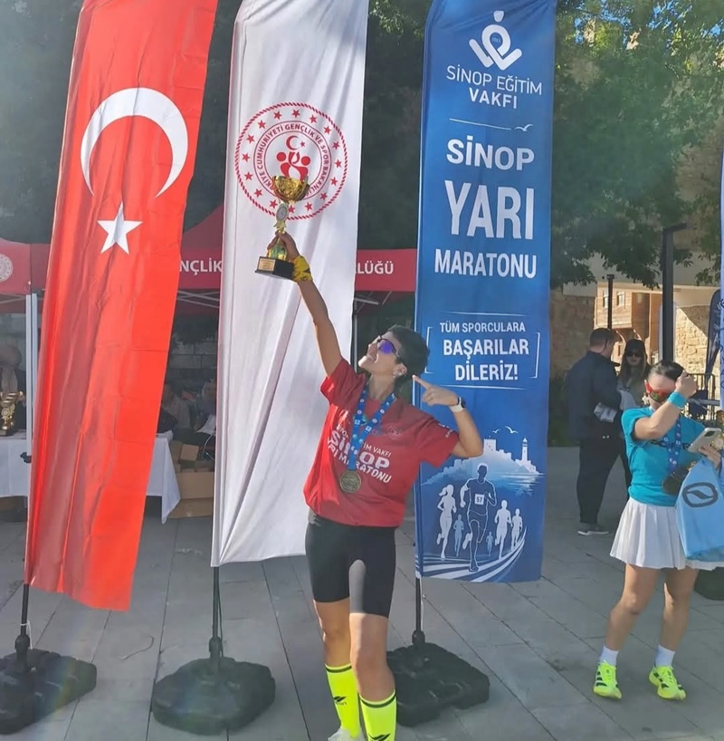 Boyabatlı Öğretmen Zerrin Yorulmaz Sinop Yarı Maratonu’nda Kadınlar Şampiyonu Oldu!257

