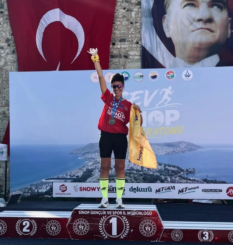 Boyabatlı Öğretmen Zerrin Yorulmaz Sinop Yarı Maratonu’nda Kadınlar Şampiyonu Oldu!157