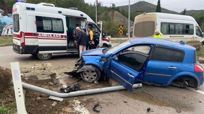 Boyabat Bölge Trafik karşısındaki kavşakta saat 15.00 sıralarında iki araç